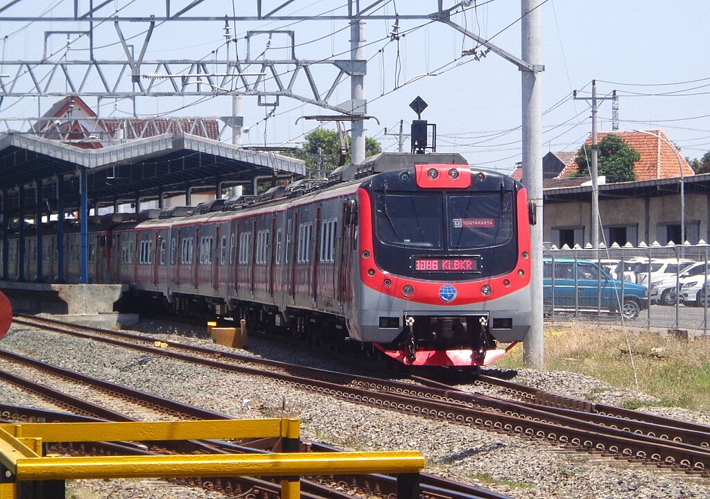 KRL Jogja-Solo dengan warna hitam merah dan livery batik parang.