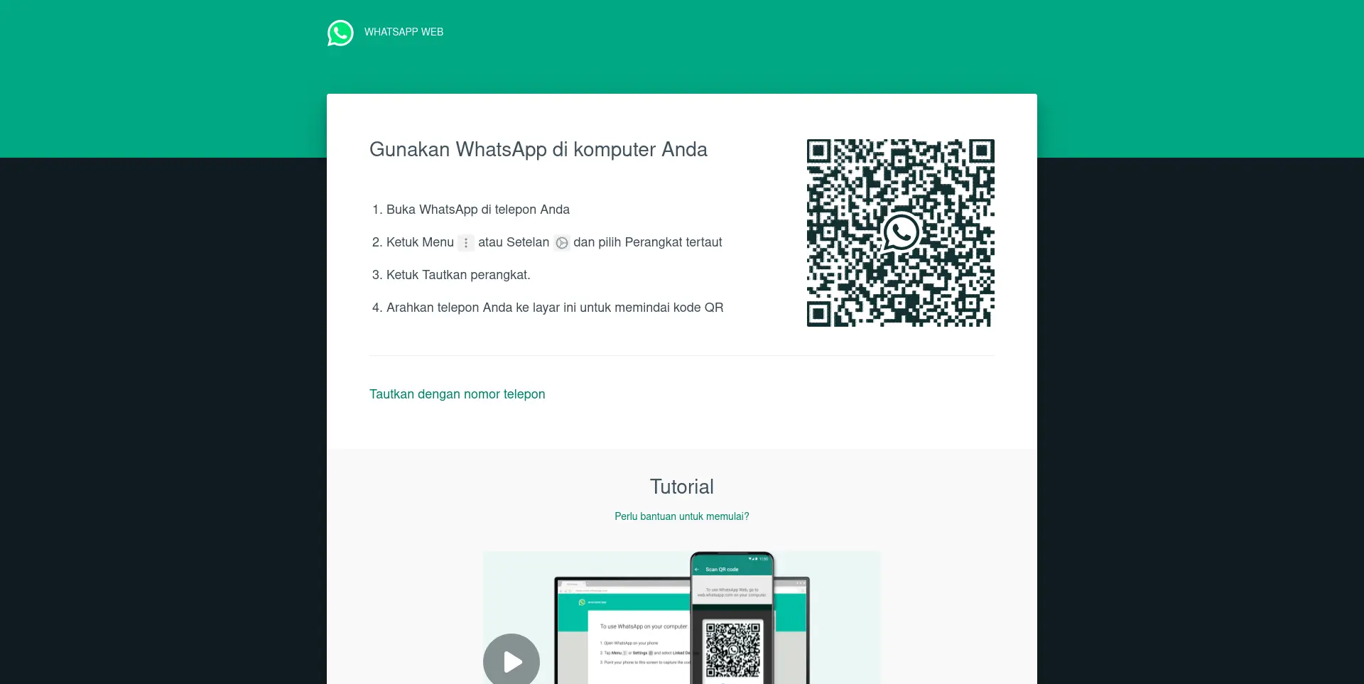 Tangkapan layar halaman login WhatsApp Web. Halaman web ini memiliki header hijau dengan logo WhatsApp dan tulisan “WhatsApp Web” dalam huruf putih. Isi utama halaman adalah kotak putih dengan kode QR dan instruksi dalam bahasa Indonesia tentang cara menggunakan WhatsApp di komputer. Di bawah instruksi, ada tutorial video dengan tombol putar. Latar belakang halaman web adalah abu-abu terang.